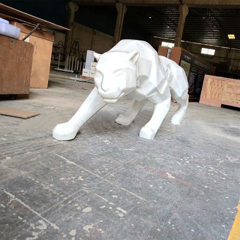 几何金钱豹雕塑-玻璃钢白色捕食豹子