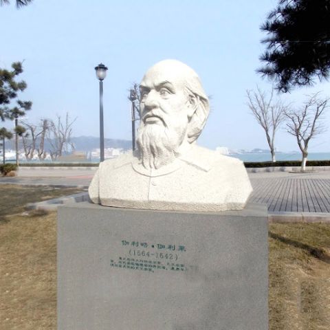 伽利略半身像石雕-公园汉白玉大理石世界名人雕像