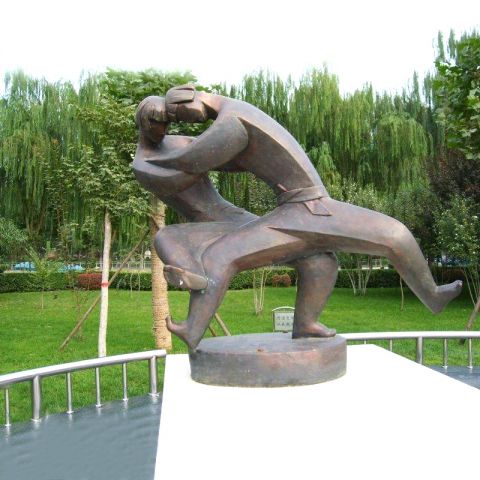 摔跤人物铜雕-公园抽象铸铜体育人物景观雕塑