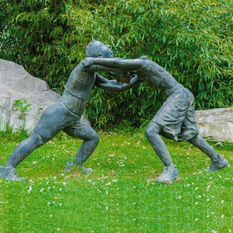 摔跤的小孩-公园草坪体育运动人物铜雕小品
