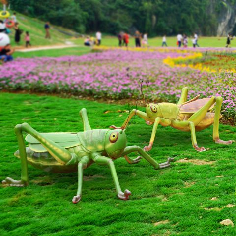 仿真蝗虫雕塑-公园草坪花丛仿真蚂蚱蚱蜢动物雕塑
