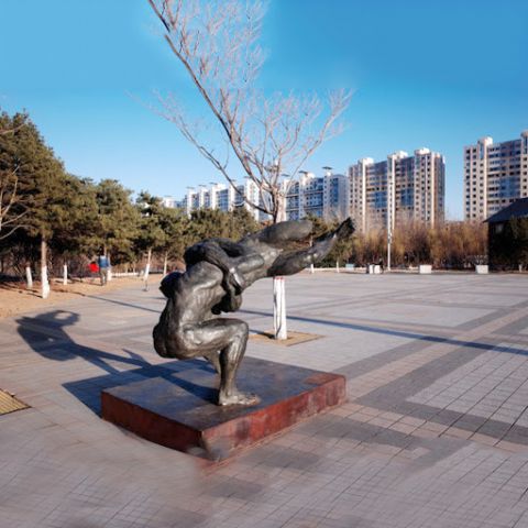 摔跤雕塑小品-城市广场创意体育景观铜雕