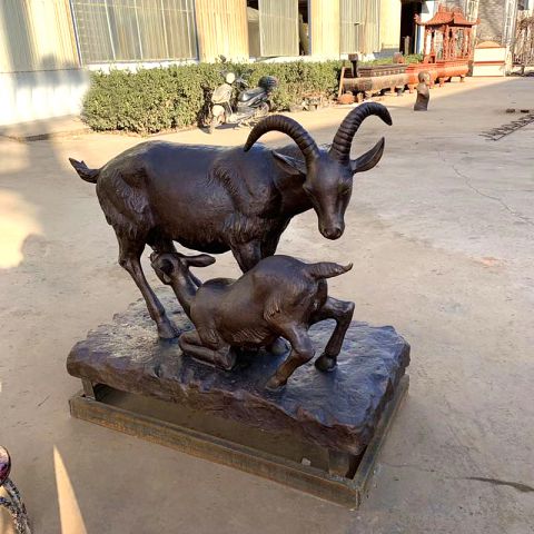 铜雕羔羊跪乳情景雕塑-纯铜铸造动物景观雕塑