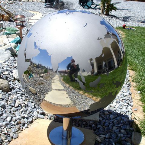 不锈钢镜面地球雕塑摆件-公园园林镜面圆球雕塑