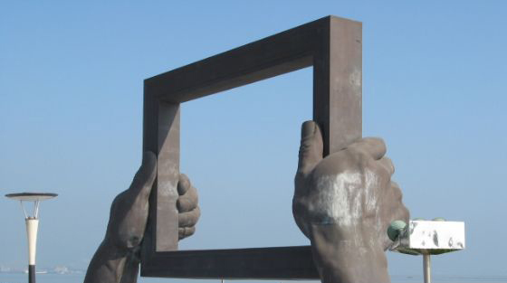 不锈钢手拿相框广场景观雕塑图片