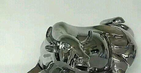 不锈钢牛动物雕塑图片
