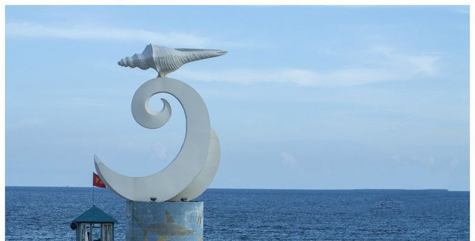 不锈钢抽象海浪和海螺雕塑图片
