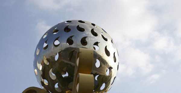 广场不锈钢镂空球造型雕塑图片