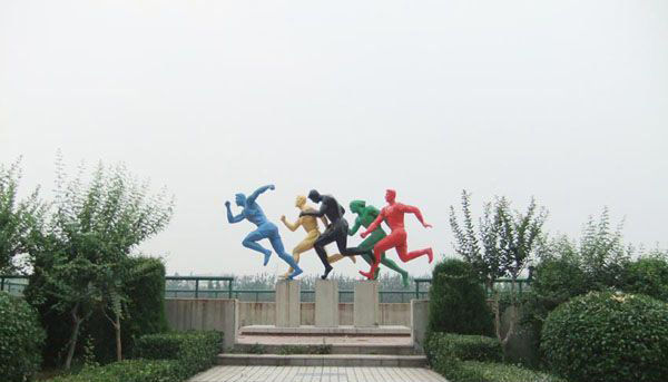 公园运动跑步不锈钢雕塑图片
