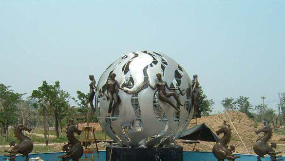 广场不锈钢圆球喷泉雕塑图片