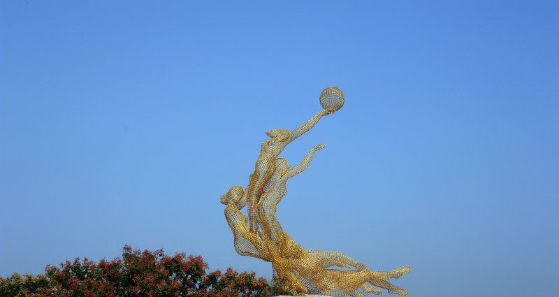 不锈钢打篮球的女孩公园景观雕塑图片