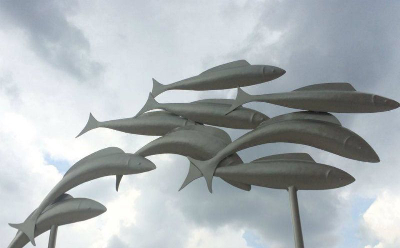 不锈钢鱼群动物雕塑图片