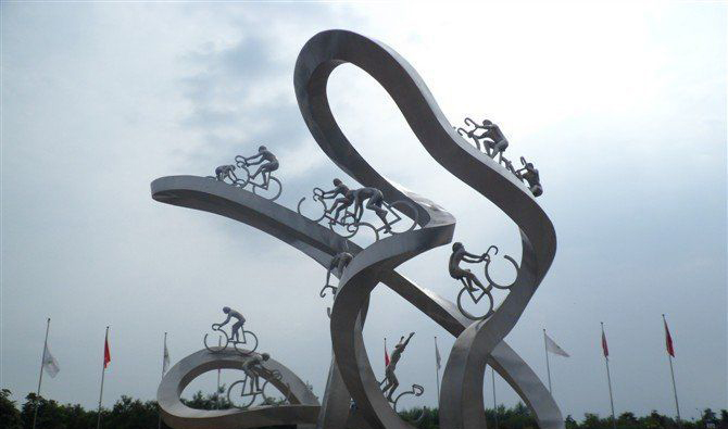广场不锈钢骑自行车人物雕塑图片