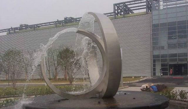 不锈钢圆形喷泉雕塑图片