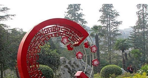 公园不锈钢镂空圆环和梅花雕塑图片