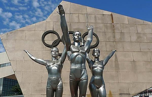 广场不锈钢运动员和五环雕塑图片