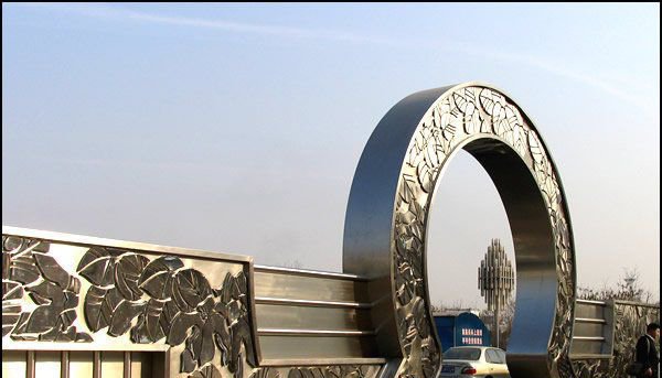 不锈钢企业圆形大门雕塑图片