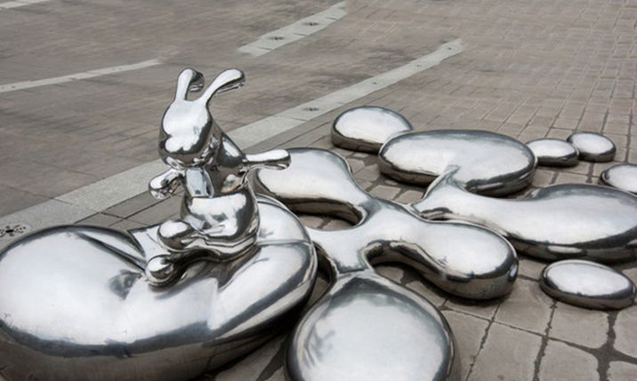 不锈钢镜面小兔广场动物雕塑图片
