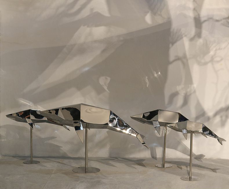 不锈钢镜面抽象几何海豚雕塑图片