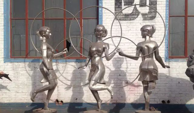 不锈钢自由操运动人物雕塑图片