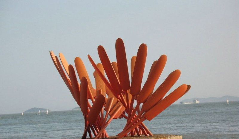 不锈钢抽象船桨海边景观雕塑图片
