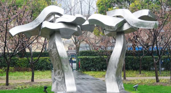 公园不锈钢抽象大树雕塑图片