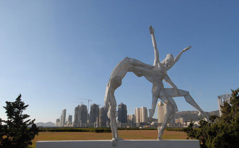 不锈钢连体操人物雕塑图片