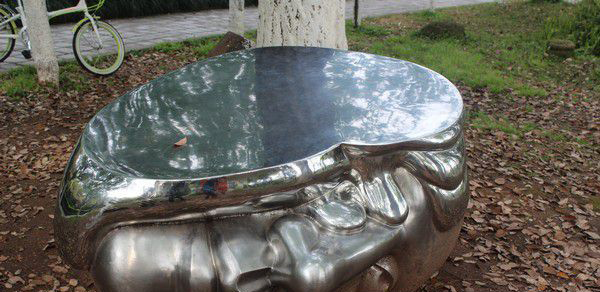 公园不锈钢抽象人脸座椅雕塑图片