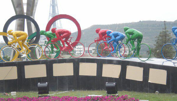 公园不锈钢骑自行车雕塑图片