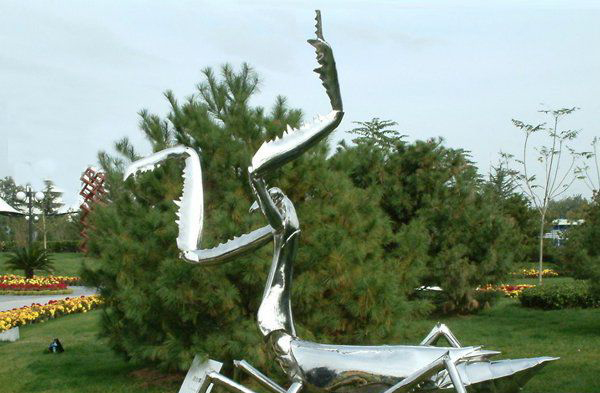 公园不锈钢螳螂动物雕塑图片