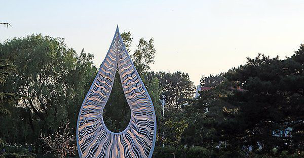 不锈钢倒着的水滴抽象公园景观雕塑图片
