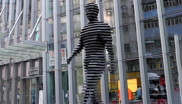 不锈钢网广场抽象人物雕塑图片