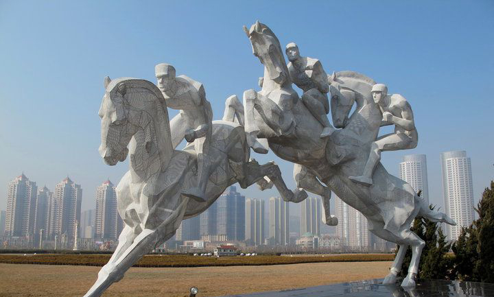 不锈钢骑马比赛景观雕塑图片