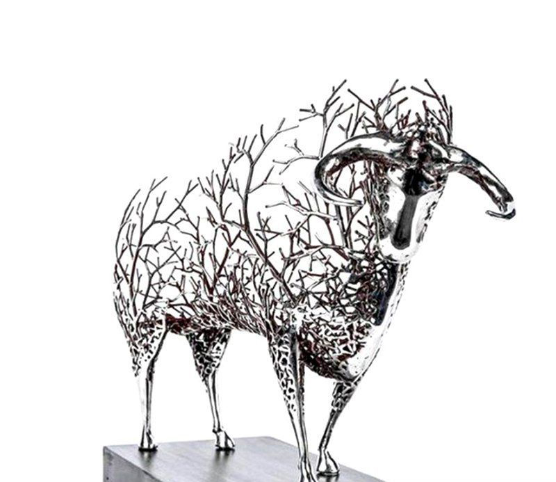 不锈钢镂空羊雕塑图片