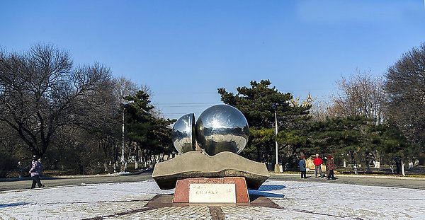 不锈钢球形抽象广场雕塑图片