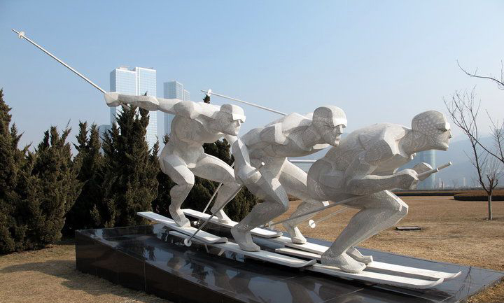不锈钢滑雪运动雕塑图片