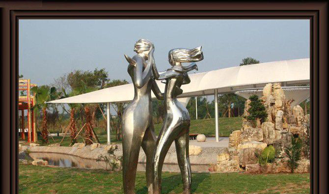 公园不锈钢跳舞的情侣雕塑图片