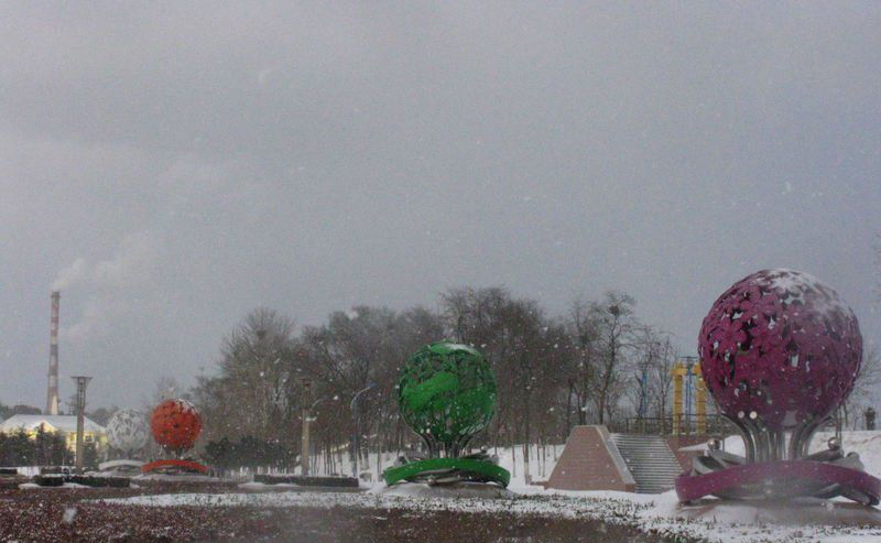 彩色镂空球不锈钢公园雕塑图片