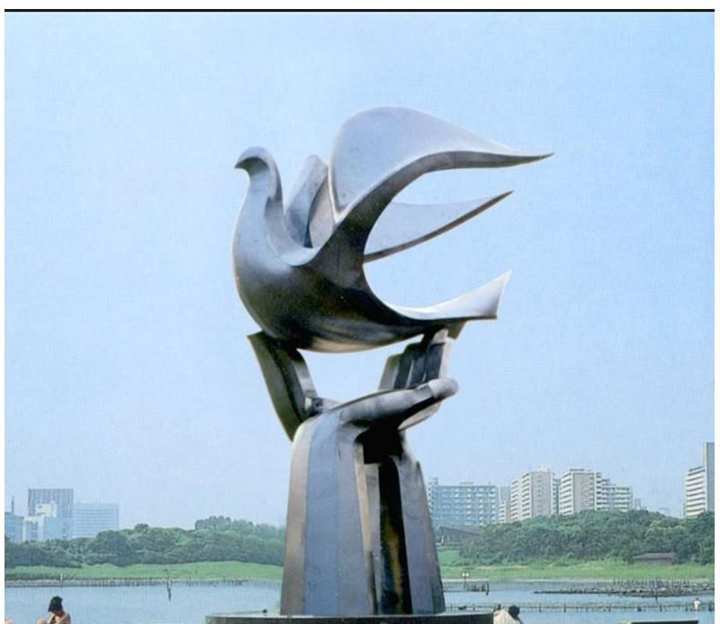 公园不锈钢手托鸽雕塑图片