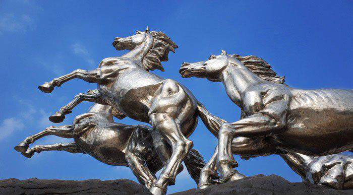 广场不锈钢奔跑的六匹马雕塑图片