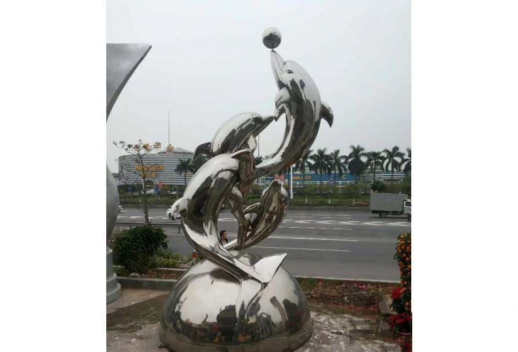 公园不锈钢顶球的海豚雕塑图片
