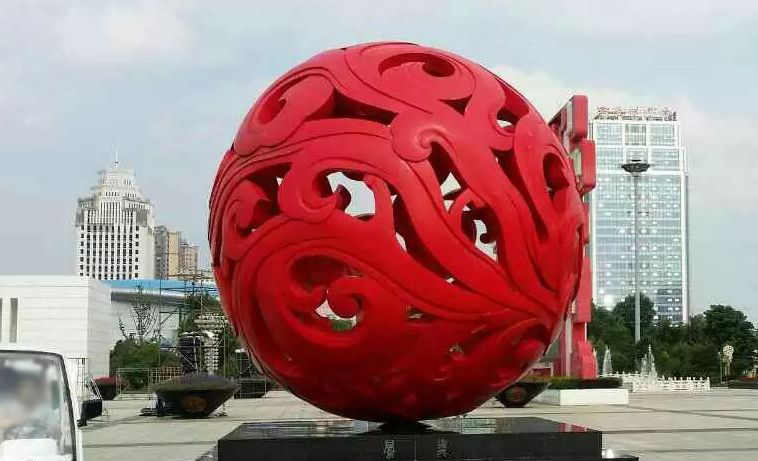 不锈钢红色镂空球景观雕塑图片