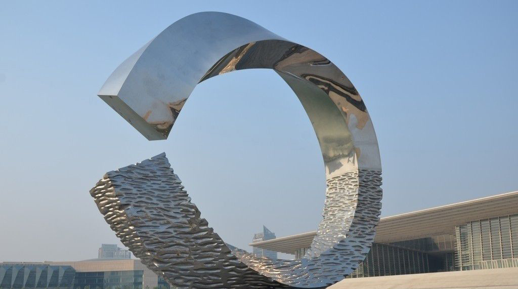 广场不锈钢抽象圆环雕塑图片