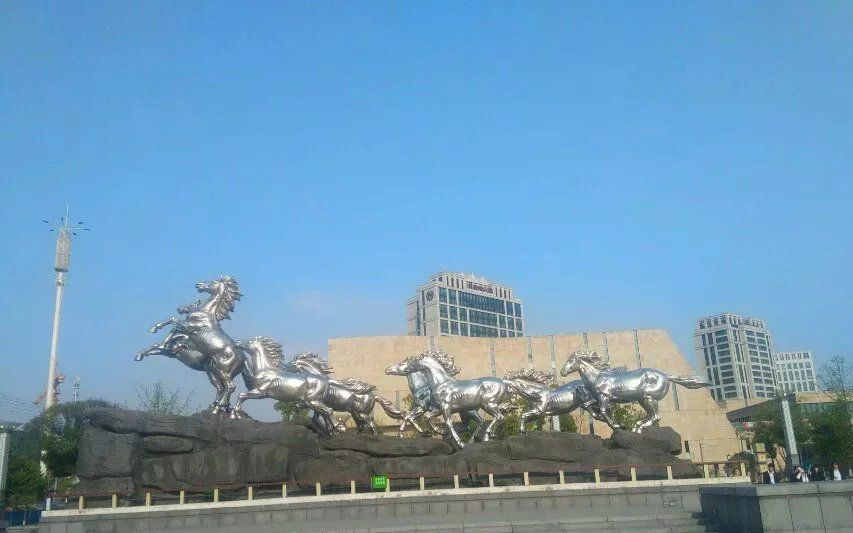 不锈钢八匹马动物雕塑图片