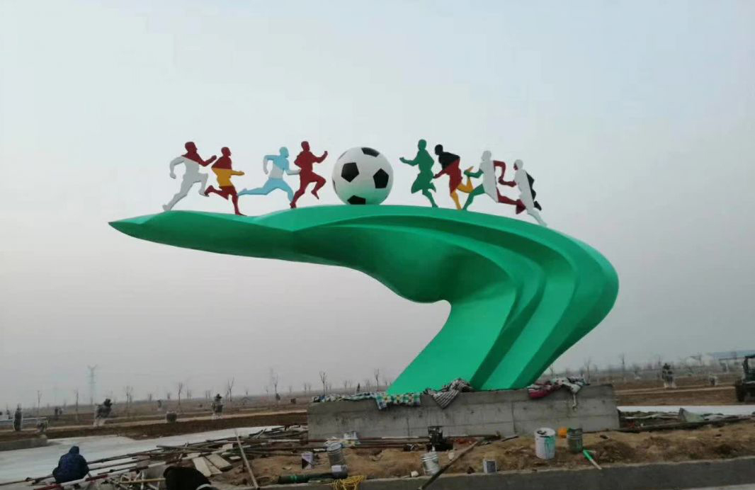 广场大型不锈钢踢足球运动雕塑图片