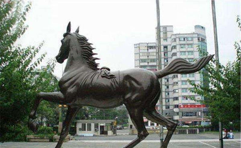不锈钢奔跑的马广场雕塑图片