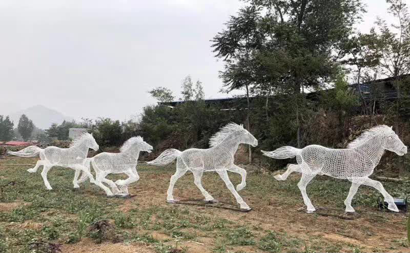 不锈钢镂空群马奔跑雕塑图片