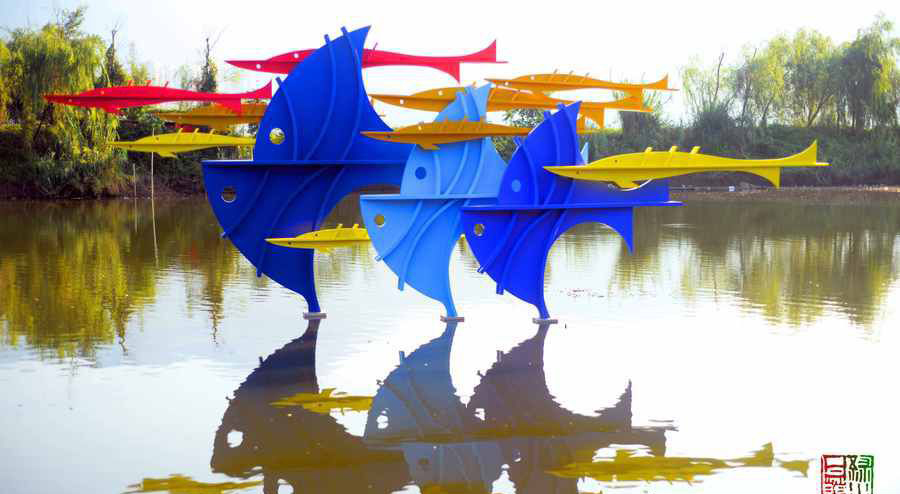 不锈钢彩色飞行鱼抽象景观雕塑图片