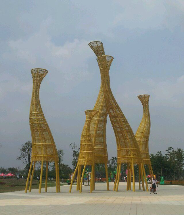 广场不锈钢抽象长颈鹿雕塑图片
