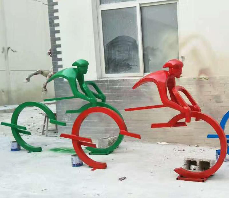 广场不锈钢单车人物雕塑图片